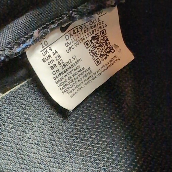 Nike ACG Quilted Black and Gray Slippers - Picture 3 of 7